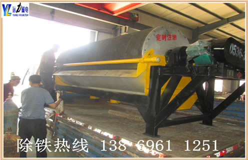 小型干式磁選機的安裝步驟,遠力磁電生產(chǎn)的小型干式磁選機主要安裝步驟如下: 1.安裝磁選機主軸必須滿足以下三個要求: ①主軸安裝在主軸零件上必須有精確的工作位置; ②主軸部件易于安裝拆卸,調(diào)整; ③主軸應(yīng)良好制造工藝. 2.磁選機布置順序的主要部分如下: 飛輪,軸承,圓盤,襯套,軸承,滑輪,具體分析如下:主軸有三個帶有鍵槽的軸段,以減少對 夾緊工件時間,這些軸上的鍵槽應(yīng)在相同的總線上打開. 另外,還為了減少加工刀具的種類和提高勞動生產(chǎn)率,軸上直徑近似的地方,圓角.倒角.鍵槽寬度.砂輪越程槽寬度,退刀槽寬度等盡可能采用相同的尺寸.