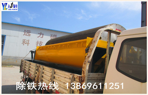 小型磁選機設備適用于濕式磁選工藝,是磁選試驗常用設備.遠力磁電生產的小型磁選機設備磁場強度9000-10000GS,適用于赤鐵礦.褐鐵礦.鏡鐵礦.錳礦.鎳礦.鈦鐵礦等弱磁性礦物的濕式磁選作業. 1.小型磁選機的工作原理 是礦漿經給礦箱流入槽體后,在給礦噴水管的水流作用下,礦粒呈松散狀態進入槽體的給礦區.在磁場的作用,磁性礦粒發生磁聚而形成“磁團”或“磁鏈”,“磁團”或“磁鏈”在礦漿中受磁力作用,向磁極運動,而被吸附在圓筒上.由于磁極的極性沿圓筒旋轉方向是交替排列的,并且在工作時固定不動,“磁團”或“磁鏈”在隨圓筒旋轉時,由于磁極交替而產生磁攪拌現象,被夾雜在“磁團”或“磁鏈”中的脈石等非磁性礦物在翻動中脫落下來,最終被吸在圓筒表面的“磁團”或“磁蓮”即是精礦.精礦隨圓筒轉到磁系邊緣磁力最弱處,在卸礦水管噴出的沖洗水流作用下被卸到精礦槽中.非磁性或弱磁性礦物被留在礦漿中隨礦漿排出槽外,即是尾礦.