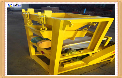 試驗(yàn)室用干式磁選機(jī),干式磁選機(jī)具有很強(qiáng)的能量滿足許多客戶除鐵的需要,及其在礦物加工市場(chǎng)取得的眾多優(yōu)勢(shì).但是,人無(wú)完人,金無(wú)赤足,不想進(jìn)入磁選機(jī)老大的不是一個(gè)好的磁選機(jī),所以干磁選機(jī)也從很多方面提高效率. 1.試驗(yàn)室干式磁選機(jī)具有很強(qiáng)的能量滿足許多客戶除鐵的需要,及其在礦物加工市場(chǎng)取得的眾多優(yōu)勢(shì).但是,金子還不夠人才不夠完美,不想進(jìn)入磁選機(jī)不是一個(gè)好的磁選機(jī),所以干磁選機(jī)也從很多方面提高效率.