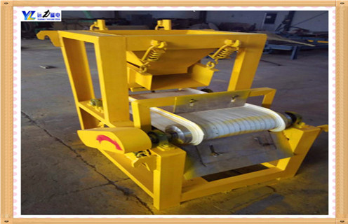 1.試驗(yàn)室干式磁選機(jī)具有很強(qiáng)的能量滿足許多客戶除鐵的需要,及其在礦物加工市場(chǎng)取得的眾多優(yōu)勢(shì).但是,金子還不夠人才不夠完美,不想進(jìn)入磁選機(jī)不是一個(gè)好的磁選機(jī),所以干磁選機(jī)也從很多方面提高效率. 2.試驗(yàn)室干式磁選機(jī)通過(guò)調(diào)整轉(zhuǎn)鼓的速度,擋板和礦石的量,轉(zhuǎn)鼓的轉(zhuǎn)速?zèng)Q定了圓筒中顆粒的尺寸,通過(guò)尺寸的離心力和磁性顆粒的磁性轉(zhuǎn)換效應(yīng).提高輥速,有利于提高精礦質(zhì)量和礦石量.擋板越近,尾礦越高