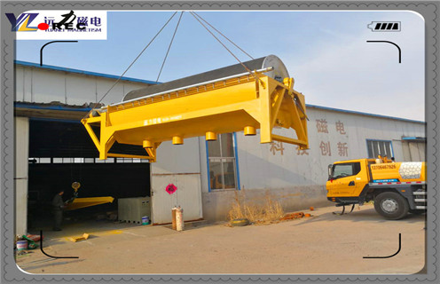 干式永磁高梯度磁選機,該機有內外兩個永磁磁系,兩磁系之間的分選間隙可以調節(jié)。工作時,經過葉輪分散的干燥物料隨葉輪風力帶人磁選機的分選空間,非磁性物隨自身的軌跡拋落出去,磁性物吸附于鋼板網介質上,隨介質轉動離開分選空間并在磁介質的振動下脫落。機械振動能提高物料分選精度,筒式可以避免物料的機械夾雜。該機用于鉀長石除鐵時。給料粒度為-0.045mm,經分選后含Fe2O3含量從0.27%降至0.18%,除鐵效果明顯。 一、干式永磁高梯度磁選機磁化系數 1、礦粒物理性質(礦粒大小、比磁化系數)已定的情況下,取決于礦粒所在位置的磁場梯度。磁場梯度簡單說是表征磁場均勻度的物理量,梯度越高磁場變化越劇烈,礦粒兩端所受背景場變化越大。 2、從而使得礦粒兩端的感應場差值就越大,貴州高梯度磁選機,貴州高梯度磁選機,貴州高梯度磁選機,礦粒所受的磁場力也就也大。 3、這就是為什么現在市面上設備動不動就說是高梯度磁選機的原因。以上有點類似于電傷人是電壓傷人還是電流傷人的問題。所以能否構建高梯度磁場才是決定強磁除鐵器“成敗”的關鍵所在!