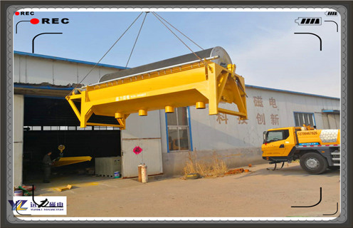 　　江西磁選機(jī)廠家，磁選機(jī)適用于粒度3mm以下的磁鐵礦、磁黃鐵礦、焙燒礦、鈦鐵礦等物料的濕式磁選，也用于煤、非金屬礦、建材等物料的除鐵作業(yè)。磁選機(jī)的磁系采用優(yōu)質(zhì)鐵氧體材料或與稀土磁鋼復(fù)合而成，筒表平均磁感應(yīng)強(qiáng)度為100～600mT。根據(jù)用戶需要，可提供順流、半逆流、逆流型等多種不同表強(qiáng)的磁選。遠(yuǎn)力磁電磁選設(shè)備具有結(jié)構(gòu)簡(jiǎn)單、處理量大、操作方便、易于維護(hù)等優(yōu)點(diǎn)。  　　一、江西磁選機(jī)廠家產(chǎn)品特點(diǎn)  　　1、貧鐵礦經(jīng)粗碎或中碎后的粗選，排除圍巖等廢石，提高品位，減輕下一道工序的負(fù)荷。  　　2、用于赤鐵礦還原閉路焙燒作業(yè)中將未充分還原的生礦選別，返回再燒。  　　3、用于陶瓷行業(yè)中將瓷泥中混雜的鐵除去，提高陶瓷產(chǎn)品的質(zhì)量。  　　4、燃煤礦、鑄造型砂、耐火材料以及其它行業(yè)需要用的除鐵作業(yè)。  　　二、江西磁選機(jī)廠家產(chǎn)品詳介  　　1、磁選機(jī)磁系磁場(chǎng)性能較高，磁感應(yīng)強(qiáng)度高，磁場(chǎng)深度大，成品物料要高于同規(guī)格設(shè)備的20%，成為目前市場(chǎng)上是熱門設(shè)備之一。  　　2、襯板磨損少，磁選機(jī)軸承具有過高承載能力，使磁選機(jī)在運(yùn)轉(zhuǎn)中無任何異常故障的出現(xiàn)，運(yùn)轉(zhuǎn)非常平穩(wěn)可靠，有效提高磁選機(jī)的生產(chǎn)和處理能力。  　　3、應(yīng)用范圍廣，磁選機(jī)槽體可分為順流式、逆流式、半逆流式三種，用戶可根據(jù)不同的需求進(jìn)行選取，滿足不同物料的應(yīng)用。  　　4、品位高、負(fù)荷低，貧鐵礦經(jīng)粗碎或中碎后的粗選，排除圍巖等廢石，提高品位，減輕下一道工序的負(fù)荷。